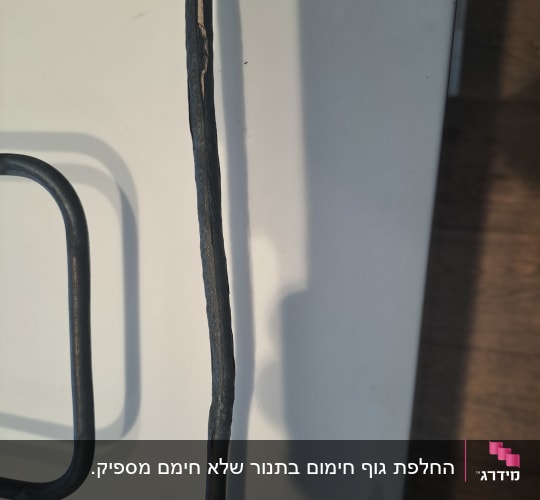 חוט חשמל פגום על רקע שולחן לבן